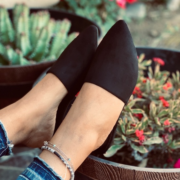 NEW---LADIES BLACK POINTED TOE SLIP ON FLAT MULES - Picture 2 of 5